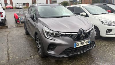 deux voitures garées l'une à côté de l'autre dans un parking