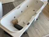 une baignoire posée au milieu d'une pièce