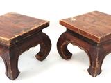 paire de petits tabourets en bois aux pieds tournés