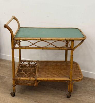 chariot de service vintage en bambou et en verre, muni de roulettes