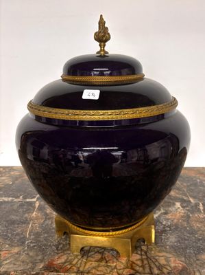 Grand Pot couvert en faïence gros bleu monture en bronze épo…