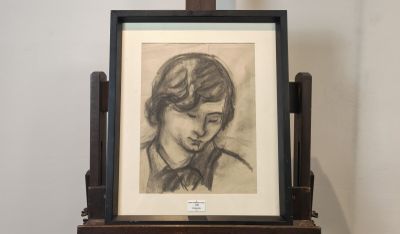 une photo d'un dessin représentant un jeune homme sur un chevalet