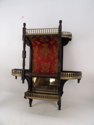 une chaise posée sur une table
