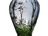 un vase en verre dans lequel on voit une image représentant une forêt