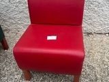 fauteuil en cuir rouge avec une étiquette à l'arrière