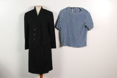 deux vêtements posés sur un présentoir pour mannequin