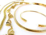 beaucoup de bijoux en or sur une surface blanche