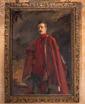 portrait d'un homme vêtu d'un manteau rouge et portant une épée