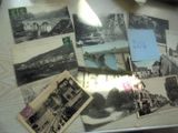 de nombreuses vieilles photos posées sur une table, avec un stylo et de l'encre