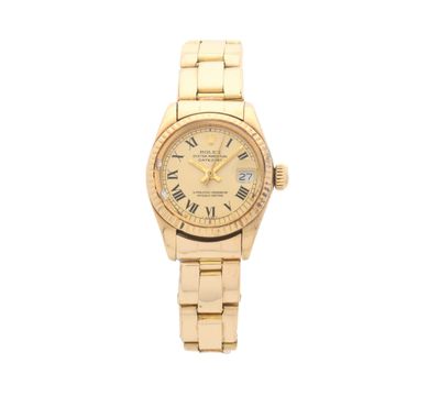 gros plan d'une montre-bracelet avec des chiffres romains