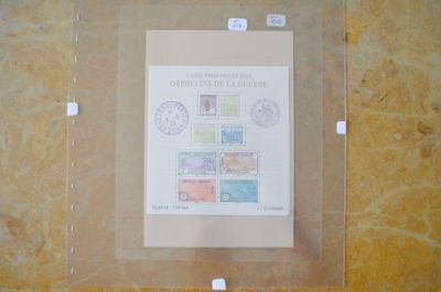 une photo d'une photo d'une horloge accrochée au mur