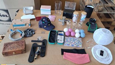 un grand nombre d'objets posés sur une table