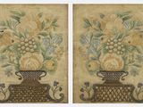 deux tableaux représentant des vases contenant des fleurs sur un fond beige