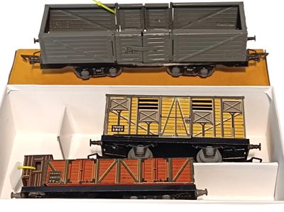 une boîte contenant un train et un wagon
