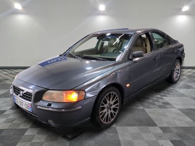 la photo d'une voiture garée dans un garage