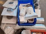 une pile d'objets hétéroclites posés sur le sol