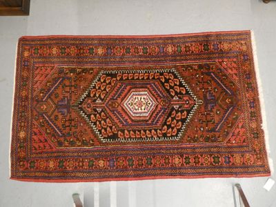 Tapis en laine, noué à la main, à décor d'un médaillon hexag…
