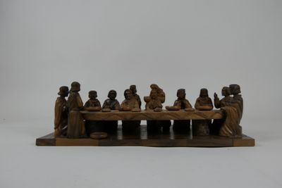 figurine en bois sculpté représentant un groupe de personnes assises à une table
