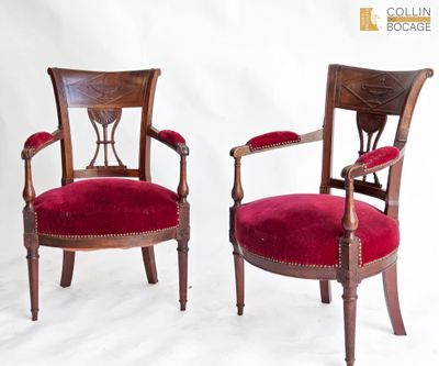 paire de chaises anciennes dont les assises sont recouvertes de velours rouge