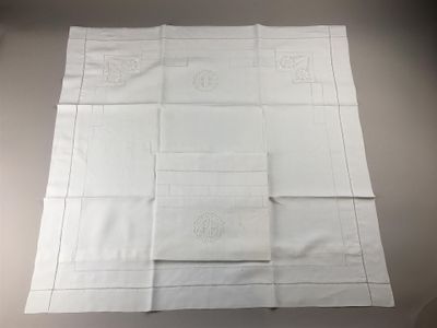 un morceau de tissu blanc orné d'un motif