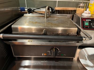 une image d'une friteuse commerciale dans une cuisine commerciale