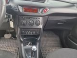 le tableau de bord d'une voiture sur lequel figure une horloge numérique