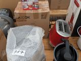 beaucoup d'objets posés sur le sol