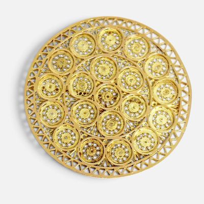 broche plaquée or ornée de pierres jaunes et blanches sur fond blanc