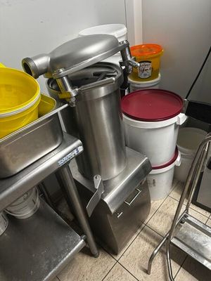 plusieurs seaux et un mixeur dans une cuisine