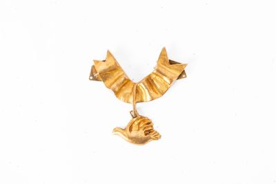 un collier en or orné d'un oiseau et d'un poisson