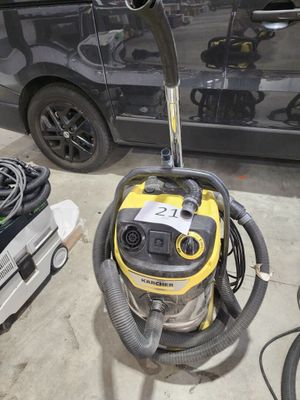 un aspirateur jaune et noir posé par terre