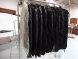 un portant sur lequel sont suspendus des vêtements, dans une pièce