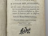 un livre ouvert avec une écriture dessus, posé sur une table