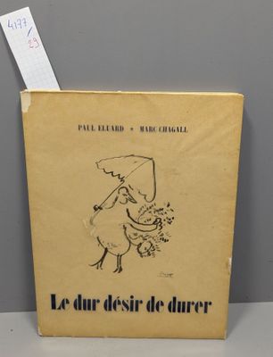 un vieux livre posé sur une table à côté d'un mur blanc