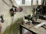 une image d'un établi avec des outils dessus