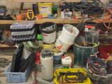 tout un tas d'outils posés sur un établi