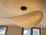 une lumière suspendue au plafond d'une pièce