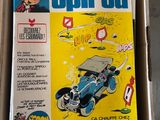 une boîte contenant un magazine, posée sur une table