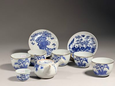 un service à thé bleu et blanc posé sur une table
