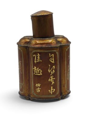 une image représentant un pot de couleur marron et doré sur lequel figure une inscription