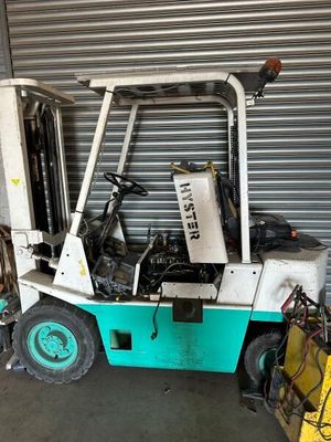 un chariot élévateur garé devant une porte de garage