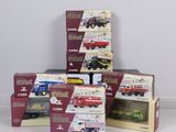 la boîte contient de nombreux types de camions miniatures différents