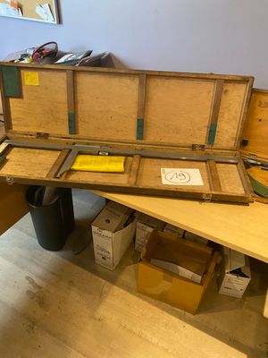 une boîte en bois posée sur un bureau en bois