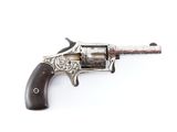 un revolver argenté à crosse en bois sur fond blanc