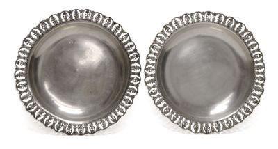 Paire de PLATS en argent de forme ronde, le marli ajouré de motifs d'a - Photo 1