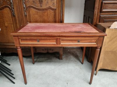 un bureau en bois surmonté de deux tiroirs