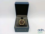 l'image d'une montre dans une boîte sur une surface blanche