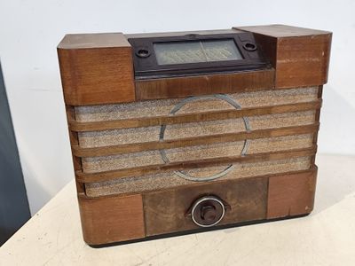 une radio posée sur une table, avec une horloge dessus