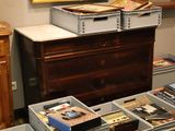 une commode sur laquelle sont posés tout un tas de livres