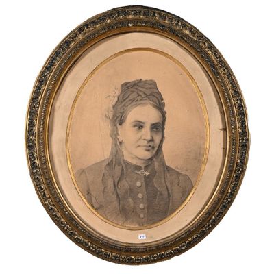une vieille photo d'une femme en robe et avec un chapeau